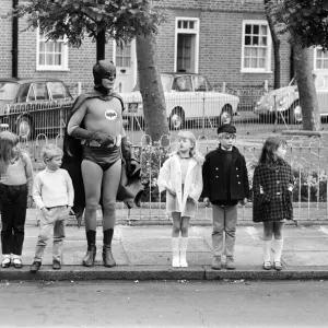 Adam West en tant que Batman aide à la campagne de sécurité routière mai 1967 qui est.
