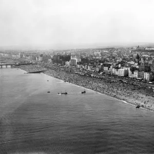 Scena di spiaggia aerea di Brighton, East Sussex, il Lunedì in Albis. 17 maggio 1959.