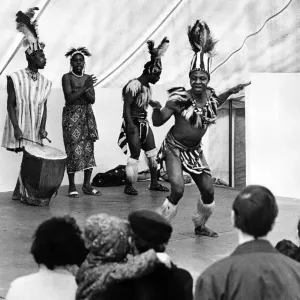 Des danseurs africains fournissant des divertissements aux visiteurs au Coventry Zoo, Whitley. Des danseurs africains fournissant des divertissements aux visiteurs au Coventry Zoo, Whitley.
