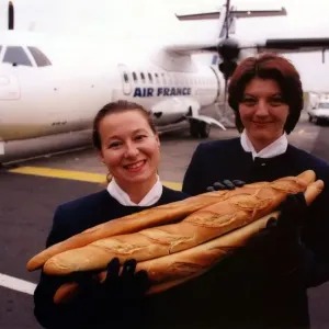 Las azafatas de Air France Karen Brown (izquierda) y Sarah Asch se preparan para el vuelo inaugural.
