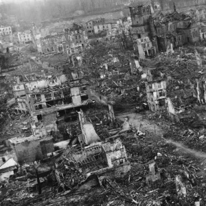 Ein Luftbild von zerstörtem Julich an der Straße nach Köln in Deutschland
