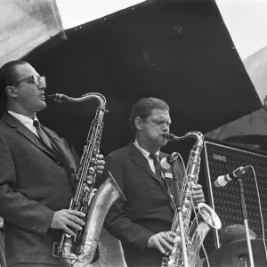 Al Cohn (à gauche) et Zoot Sims se produisent sur scène au National Jazz 1967.