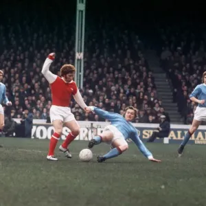 Alan Ball d'Arsenal en action contre Manchester City à Highbury Circa 1972. Alan Ball d'Arsenal en action contre Manchester City à Highbury Circa 1972.