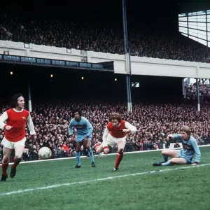 Alan Ball du Arsenal passe le ballon à un coéquipier lors de leur match de championnat contre. Alan Ball du Arsenal passe le ballon à un coéquipier lors de leur match de championnat contre.