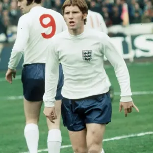 Alan Ball d'Angleterre avant le match international contre l'Ecosse au Hampden Park. Alan Ball d'Angleterre avant le match international contre l'Ecosse au Hampden Park.
