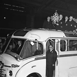 Alan Prescott holds the Rugby League Cup aloft as the St Helens team arrive at the Town