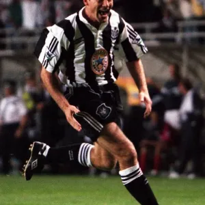 ALAN SHEARER CELEBARTES AFTER SCORING FOR NEWCASTLE V WIMBLDON -1996