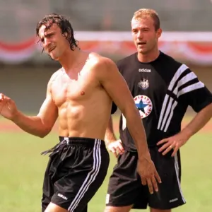 Alan Shearer und David Ginola trainieren während der Vorbereitung von Newcastle United auf deren Vorfeldtournee in Alan Shearer und David Ginola trainieren während der Vorbereitung von Newcastle United auf deren Vorfeldtournee in