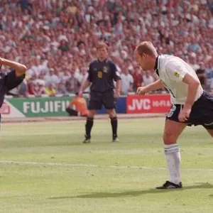 ALAN SHEARER ENVOIE LE BALLON AU BUT POUR L'ANGLETERRE CONTRE L'ÉCOSSE DANS LEUR.