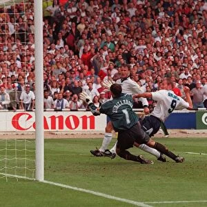 ALAN SHEARER MISSES HIS CHANCE FOR A GOAL FOR ENGLAND AGAINST SPAIN DURING THE EURO 96