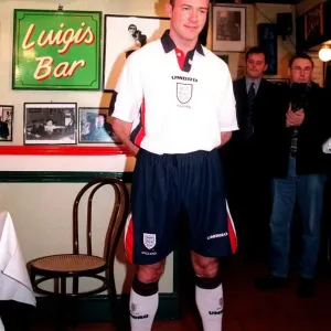 ALAN SHEARER MODELLANT LE NOUVEAU STRIPE DE FOOTBALL DE L'ANGLETERRE 1997.