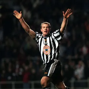 Alan Shearer célèbre Newcastle après un but en janvier 1998 lors du Newcastle United.