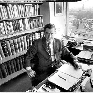 ALASTAIR BURNET 1974 EDITOR OF THE DAILY EXPRESS AT HIS DESK IN HIS OFFICE