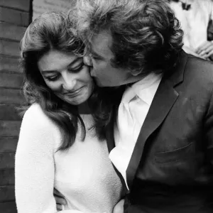Albert Finney si sposa con l'attrice francese Anouk Aimee all'Ufficio di Registro di Kensington. Albert Finney si sposa con l'attrice francese Anouk Aimee all'Ufficio di Registro di Kensington.