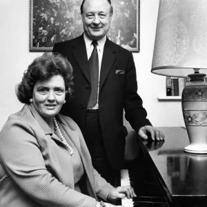 Il consigliere Donald Mills e sua moglie la consigliera Julia Mills. 5 marzo 1973