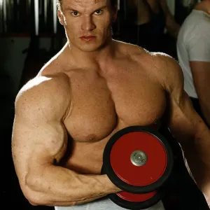 Alex Georghev uno de los Gladiadores del TV Hawk visto en el gimnasio de fitness levantando un barra libre. Alex Georghev uno de los Gladiadores del TV Hawk visto en el gimnasio de fitness levantando un barra libre.