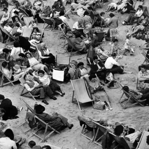 All-day sunshine brought out the biggest mid-week crowds for several years to Whitley Bay All-day sunshine brought out the biggest mid-week crowds for several years to Whitley Bay