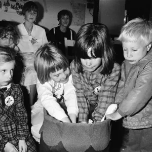 Toutes les mains dans le pot de chance... essayant leur chance à un bazar d'anniversaire organisé pour. Toutes les mains dans le pot de chance... essayant leur chance à un bazar d'anniversaire organisé pour.