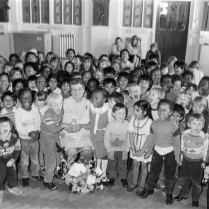 Sonrisas de oreja a oreja... los alumnos del Woodhouse Infant and Nursery School levantan un grito de alegría por la Sra.