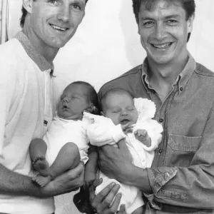 Allan Evans con su hijo Ashley y Stuart Gray con el hijo Jack Anderson que nacieron.