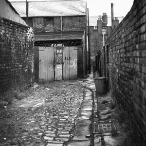 Alleyway in Toxteth, Liverpool Print - Circa 1980 (01032)