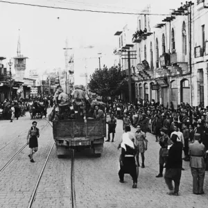 Allied forces enter Damascus. Transport of the Free French