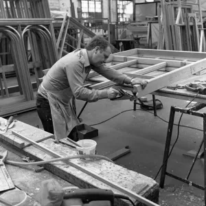 Amdega Conservatories. Il joiner mette i tocchi finali a una delle giunzioni di un
