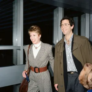Actriz estadounidense Mary Tyler Moore en el aeropuerto de Londres con su esposo Robert Levine.