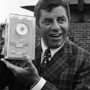 L'attore comico americano Jerry Lewis, a Londra per la stagione del cabaret.