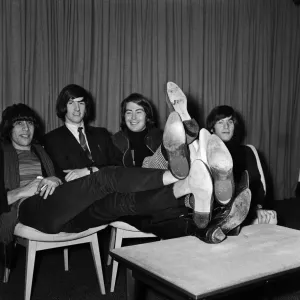 El grupo estadounidense The Lovin Spoonful en el aeropuerto de Londres después de su llegada desde Nueva.