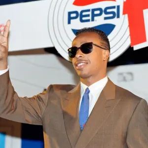 Le rappeur américain MC Hammer visitant l'école secondaire de Stockwell Park à Londres au sud. Le rappeur américain MC Hammer visitant l'école secondaire de Stockwell Park à Londres au sud.