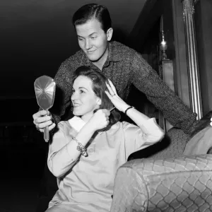 Amerikanischer Sänger Pat Boone und seine Frau Shirley wurden am Dorchester-Hotel fotografiert, wo sie waren