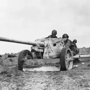 Print of American soldiers learning to operate a PAK-40 captured in Italy