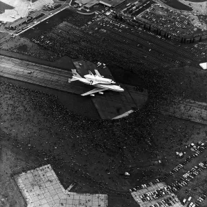 El transbordador espacial estadounidense Enterprise en el aeropuerto de Stansted, Londres, junio 1983.