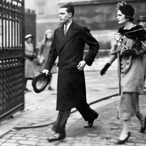 L'agent de change américain Charles Sweeney et sa fiancée, la demoiselle Margaret Whigham, partent. L'agent de change américain Charles Sweeney et sa fiancée, la demoiselle Margaret Whigham, partent.