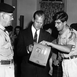 André Hobro âgé de 18 ans, du groupe scout de Birmingham 279 à Hall Green explique une carte à. André Hobro âgé de 18 ans, du groupe scout de Birmingham 279 à Hall Green explique une carte à.