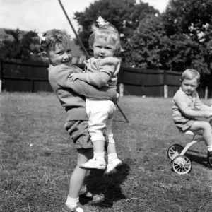 Anette Gogg playing with her sister. August 1953 D5235-004 Anette Gogg playing with her sister. August 1953 D5235-004