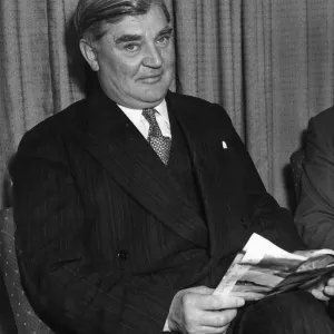 Aneurin Bevan wird oft als Nye Bevan bekannt, der Gesundheitsminister war und die Bewegung leitete. Aneurin Bevan wird oft als Nye Bevan bekannt, der Gesundheitsminister war und die Bewegung leitete.