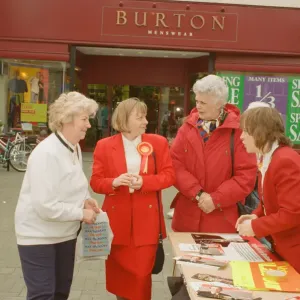 Angela Eagle (deuxième à gauche) et sa sœur jumelle Maria (à droite).