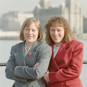 Angela Eagle (à gauche) et sa sœur jumelle Maria, photographiée à Liverpool, février 1992.