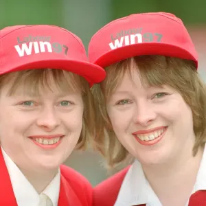 Angela Eagle (à gauche) et sa sœur jumelle Maria (à droite), photographiée à Liverpool, avril 1997.
