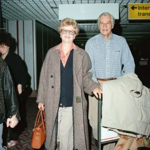 Angela Lansbury et son mari Peter Shaw à l'aéroport de Londres. 13 mars 1990