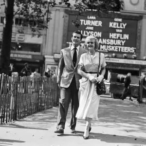 Angela Lansbury et Peter Shaw, photographiés marchant dans la place de Leicester.