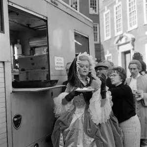 Angela Lansbury sur le plateau de tournage des Amoureuses Aventures de Moll Flanders.
