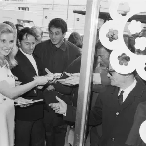 Ann Summers, la secretaria de la tienda en el inicio del supermercado sexual llamado con su nombre.