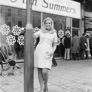 Ann Summers, la secretaria de la tienda en el inicio del supermercado sexual llamado con su nombre.