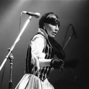 Annie Lennox, la cantante principal con el Tourist vista aquí tocando en escena en la apertura.