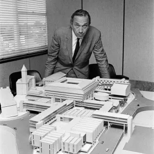 El arquitecto John Madin con un modelo del desarrollo de la Ciudadanía, Paradise Circus. El arquitecto John Madin con un modelo del desarrollo de la Ciudadanía, Paradise Circus.