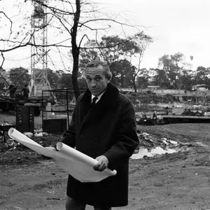 El arquitecto John Madin en el sitio de la nueva sede del BBC en Pebble Mill Lane. El arquitecto John Madin en el sitio de la nueva sede del BBC en Pebble Mill Lane.