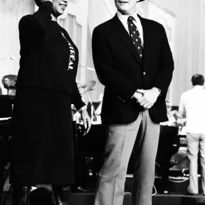 Aretha Franklin et Larry Hagman sur scène lors de la répétition du Royal Variety Show.